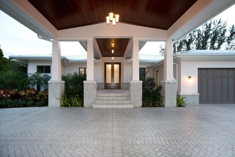 Einstöckiges, Mittelgroßes Modernes Einfamilienhaus mit weißer Fassadenfarbe und Putzfassade in Miami