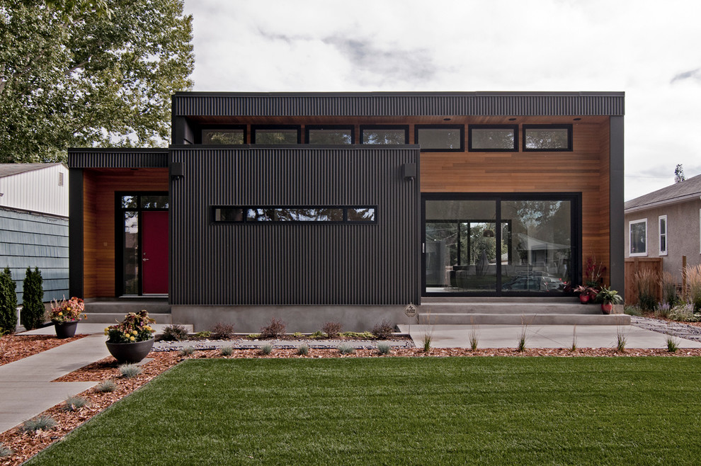 Стильный дизайн: двухэтажный дом среднего размера в стиле модернизм с комбинированной облицовкой и плоской крышей - последний тренд