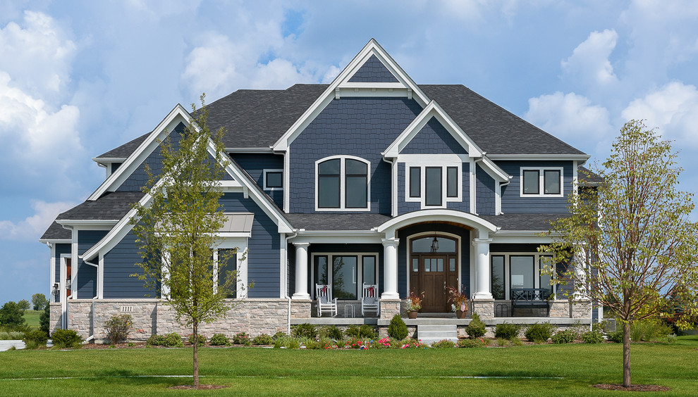 Inspiration pour une grande façade de maison bleue craftsman en panneau de béton fibré à un étage avec un toit mixte.