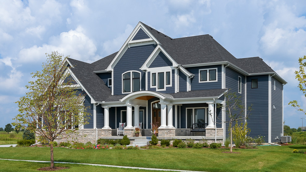 Cette photo montre une grande façade de maison bleue craftsman en panneau de béton fibré à un étage avec un toit en shingle.