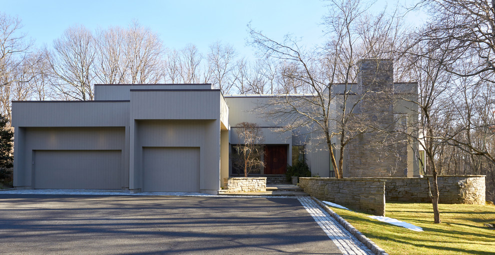Стильный дизайн: одноэтажный, серый частный загородный дом среднего размера в современном стиле с облицовкой из цементной штукатурки и плоской крышей - последний тренд
