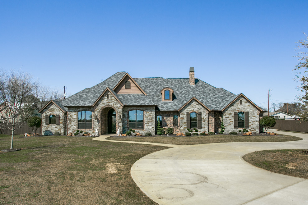 ダラスにある高級なミッドセンチュリースタイルのおしゃれな家の外観 (石材サイディング) の写真