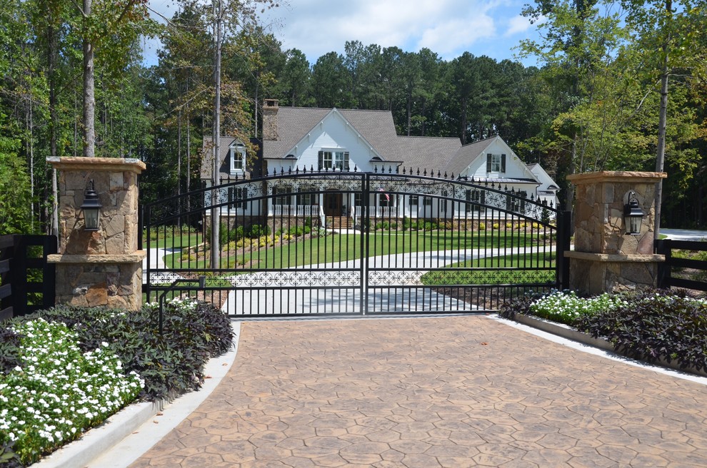 Großes, Zweistöckiges Landhausstil Einfamilienhaus mit Vinylfassade, weißer Fassadenfarbe, Satteldach und Schindeldach in Atlanta