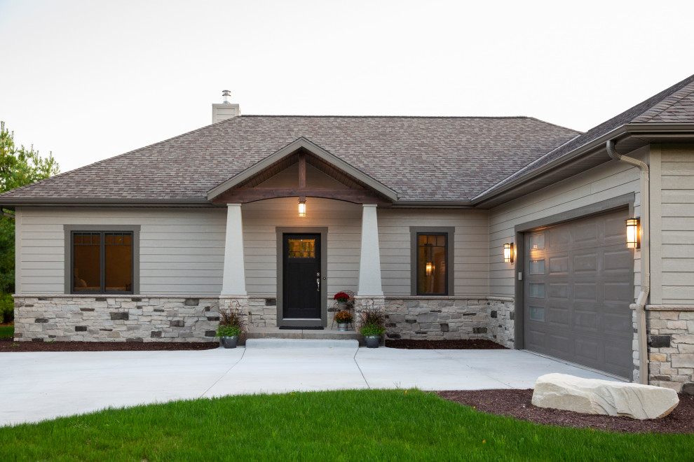 Cette photo montre une façade de maison grise craftsman de taille moyenne et de plain-pied avec un revêtement mixte, un toit à quatre pans et un toit en shingle.