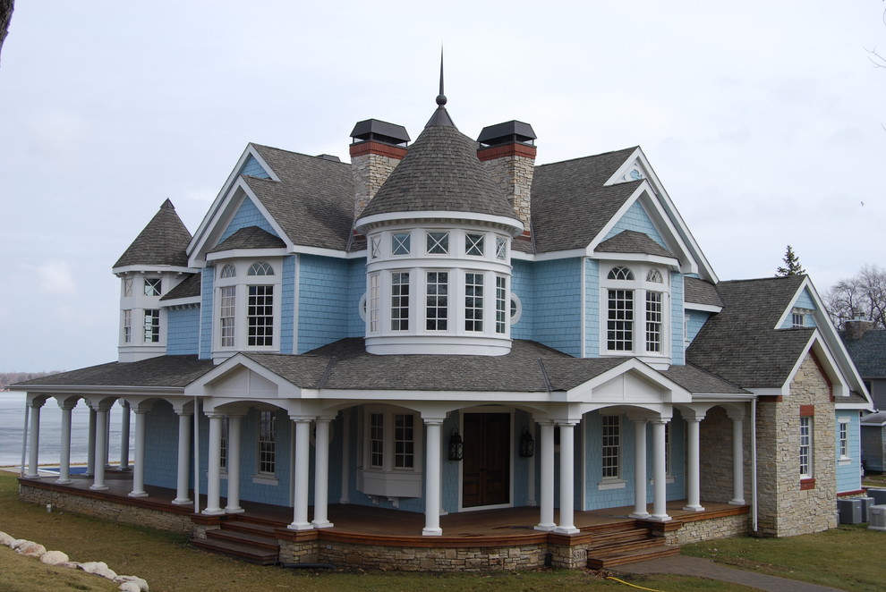 Ispirazione per la villa grande blu classica a due piani con rivestimenti misti, tetto a capanna e copertura a scandole