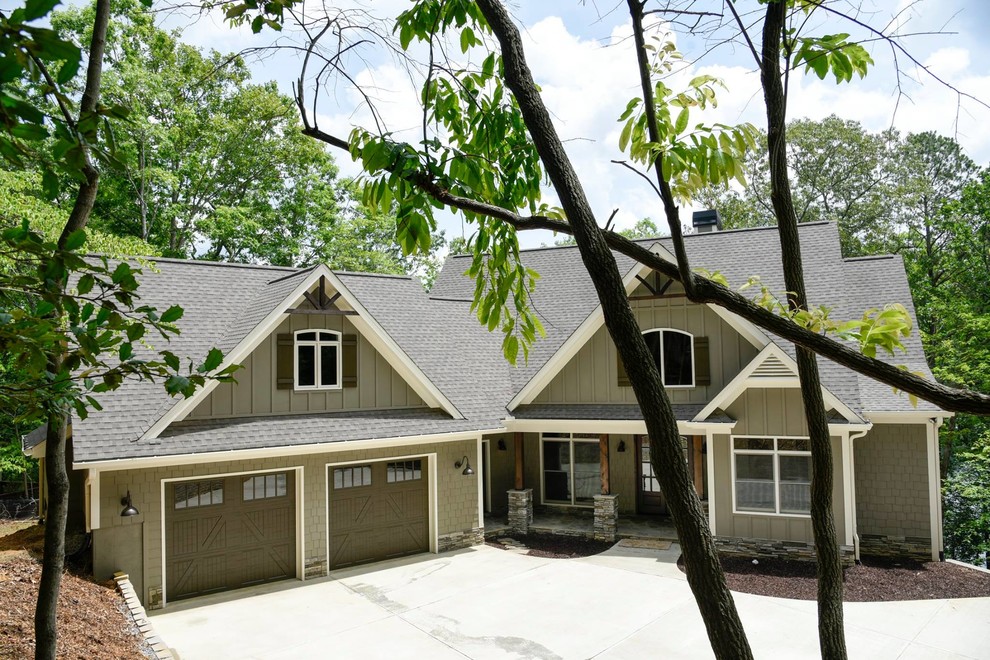 Diseño de fachada de casa verde campestre de tamaño medio de tres plantas con revestimiento de madera, tejado a dos aguas y tejado de teja de madera