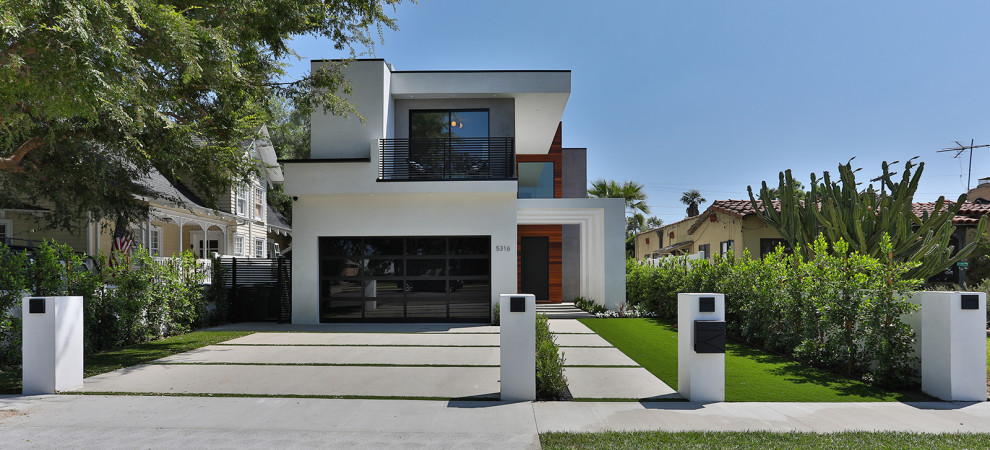 Стильный дизайн: большой, двухэтажный, белый частный загородный дом в стиле модернизм с облицовкой из цементной штукатурки, плоской крышей, крышей из смешанных материалов и черной крышей - последний тренд