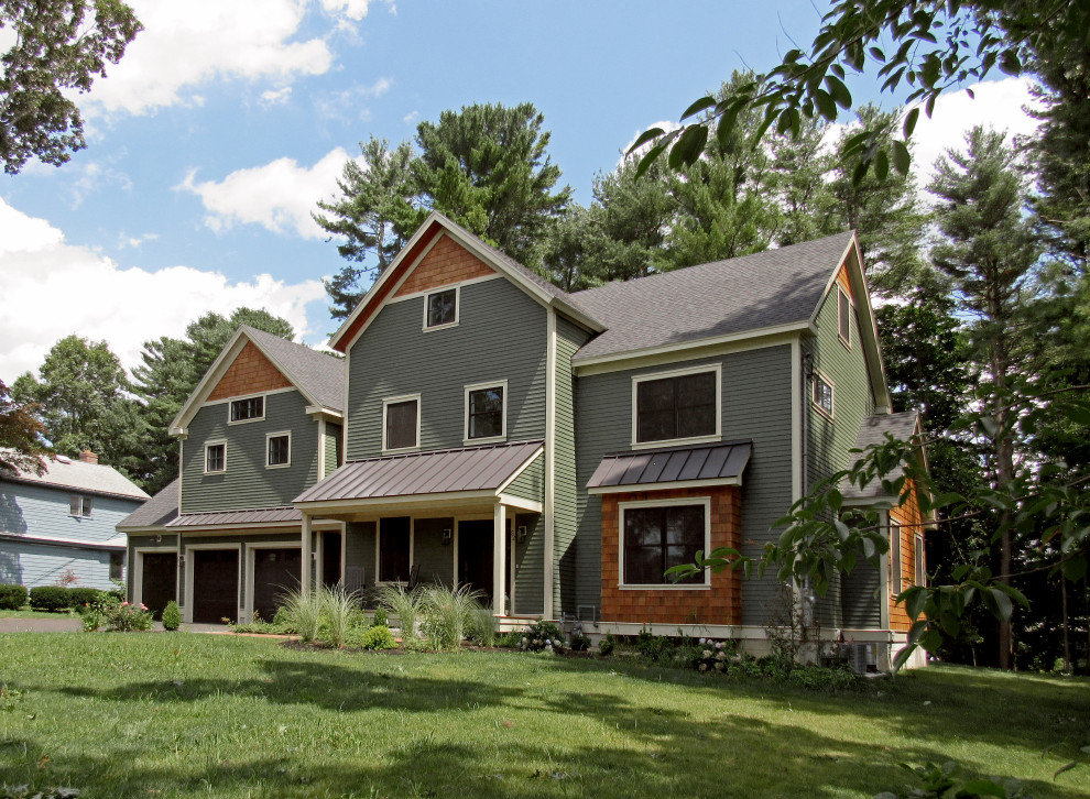 На фото: большой, двухэтажный, зеленый частный загородный дом в стиле модернизм с комбинированной облицовкой, двускатной крышей и крышей из гибкой черепицы