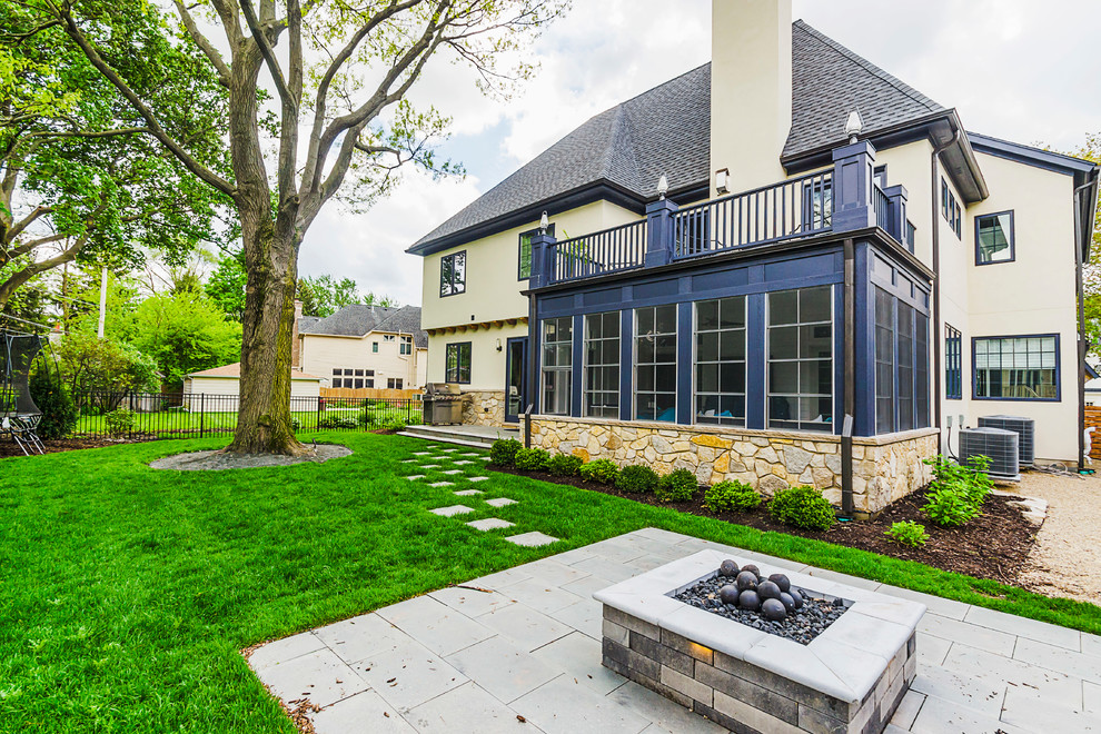 Свежая идея для дизайна: двухэтажный, синий дом среднего размера в стиле фьюжн с облицовкой из цементной штукатурки - отличное фото интерьера