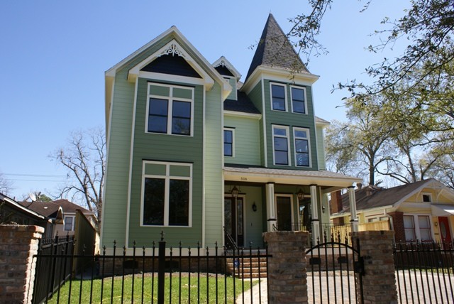 Источник вдохновения для домашнего уюта: двухэтажный, зеленый дом среднего размера в викторианском стиле с облицовкой из винила и двускатной крышей