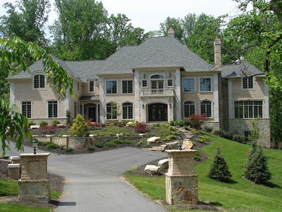 Exemple d'une façade de maison marron chic en brique de taille moyenne et à un étage avec un toit à deux pans et un toit en shingle.