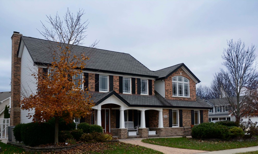 Ejemplo de fachada de casa multicolor de estilo americano grande de dos plantas con revestimientos combinados, tejado a dos aguas y tejado de teja de madera