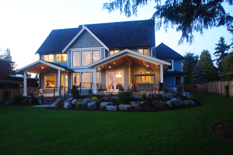 Aménagement d'une grande façade de maison bleue craftsman à deux étages et plus avec un revêtement mixte et un toit à deux pans.
