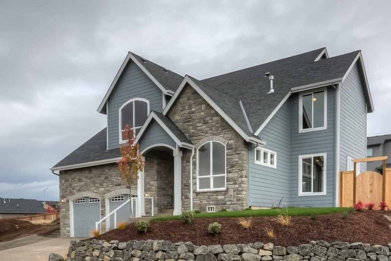Ispirazione per la facciata di una casa grande blu american style a due piani con rivestimento con lastre in cemento e tetto a capanna