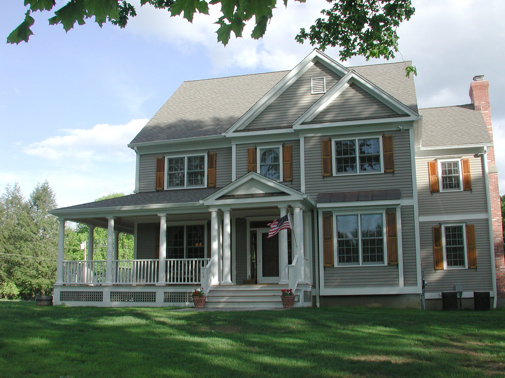 Aménagement d'une façade de maison beige classique à deux étages et plus avec un revêtement en vinyle et un toit à deux pans.