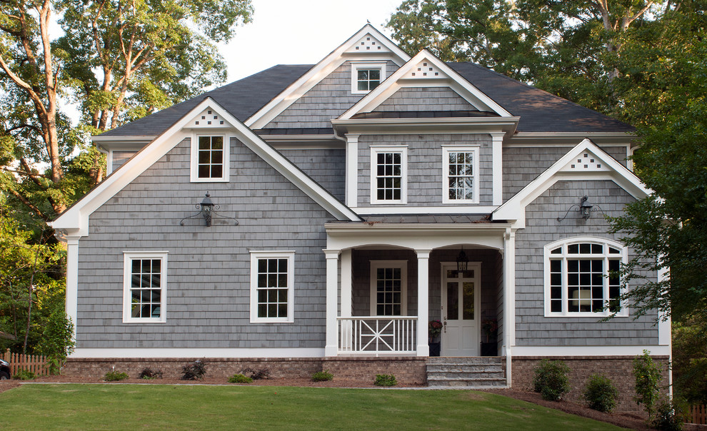 Aménagement d'une façade de maison grise classique en bois à un étage avec un toit à deux pans.