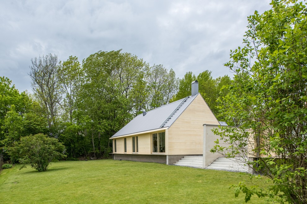 Ispirazione per la facciata di una casa grande beige scandinava a un piano con rivestimento in legno