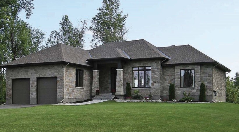 Photo of a contemporary house exterior in Ottawa.
