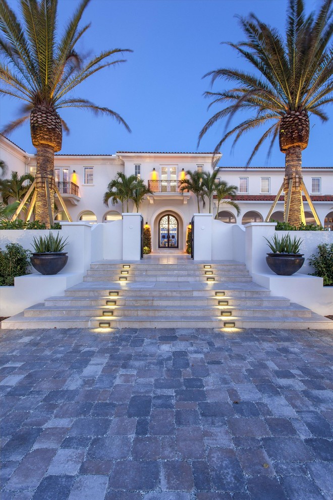 Geräumiges, Zweistöckiges Mediterranes Einfamilienhaus mit Betonfassade, weißer Fassadenfarbe und Ziegeldach in Miami