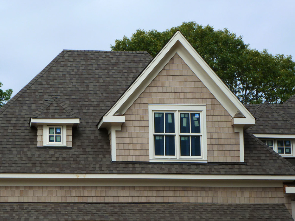 Foto della facciata di una casa marrone american style a due piani di medie dimensioni con rivestimento in legno