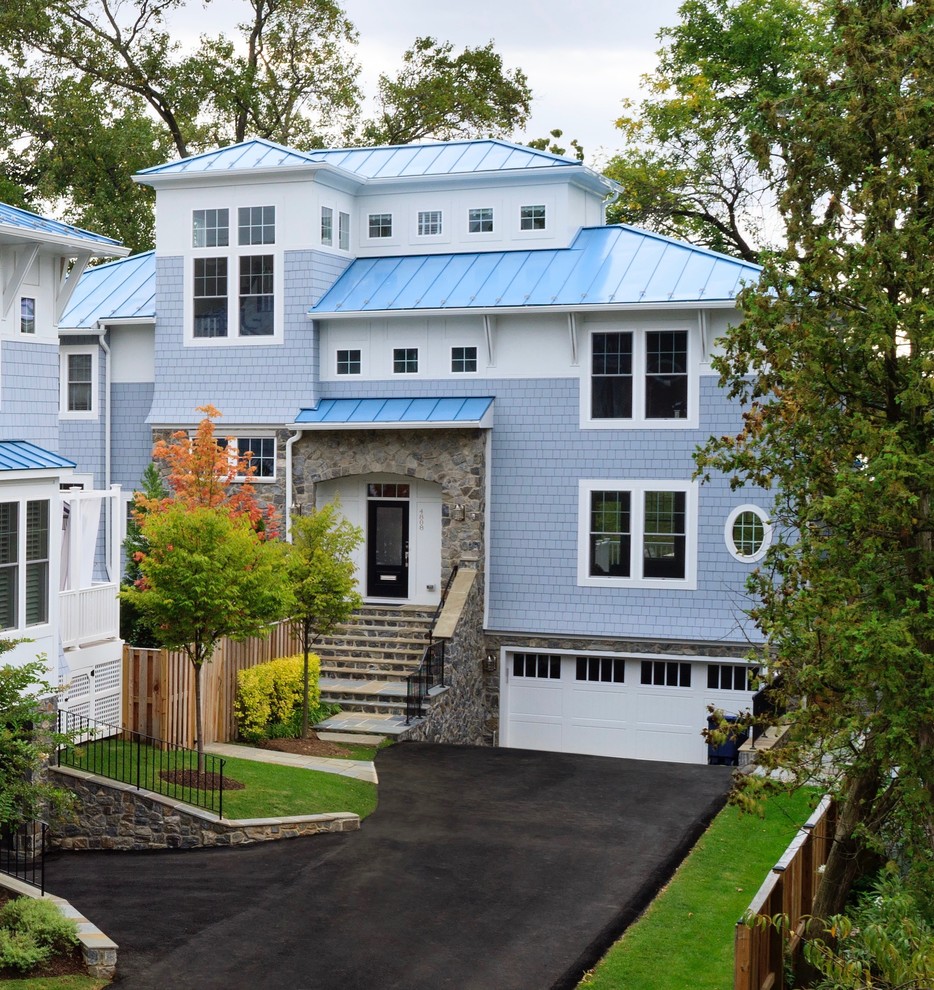 Inspiration för maritima blå hus, med tre eller fler plan, fiberplattor i betong, valmat tak och tak i metall