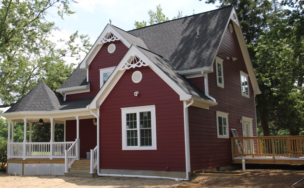 Idee per la facciata di una casa rossa country a due piani di medie dimensioni con rivestimento in legno e tetto a capanna