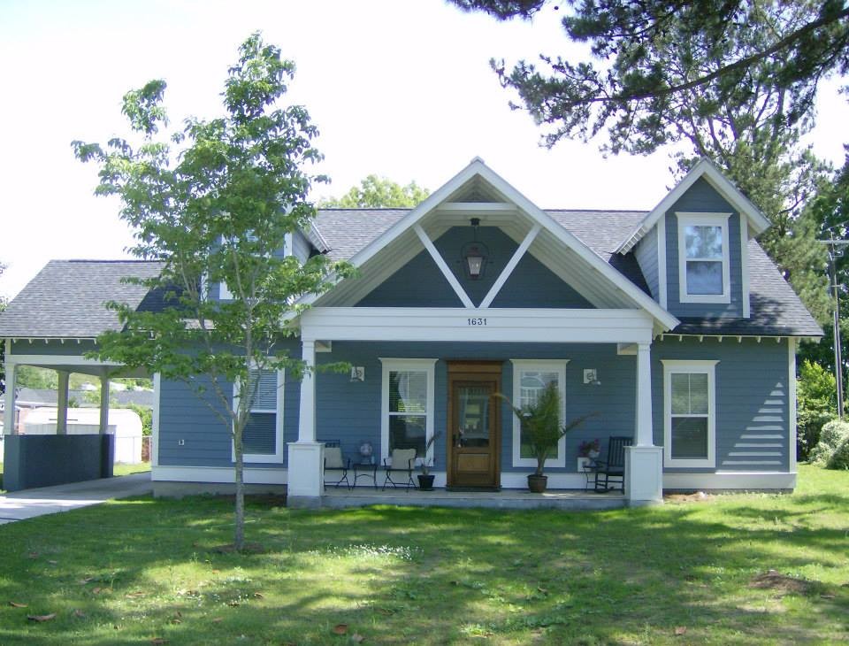 Imagen de fachada de casa azul campestre de tamaño medio de dos plantas con tejado a dos aguas y tejado de teja de madera