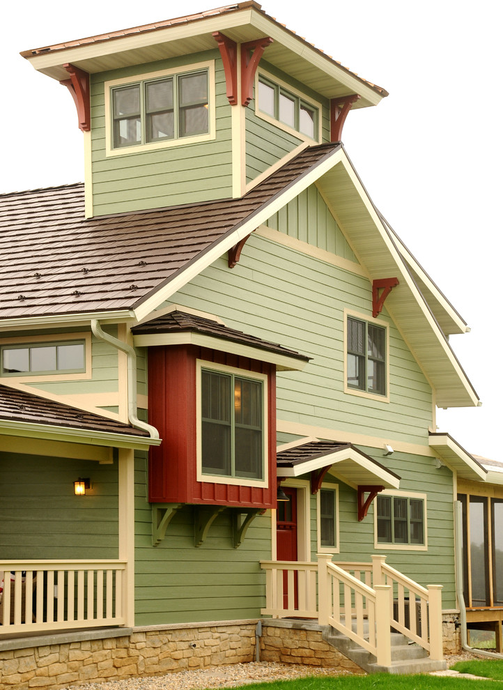 Стильный дизайн: трехэтажный, зеленый дом среднего размера в стиле кантри с комбинированной облицовкой - последний тренд
