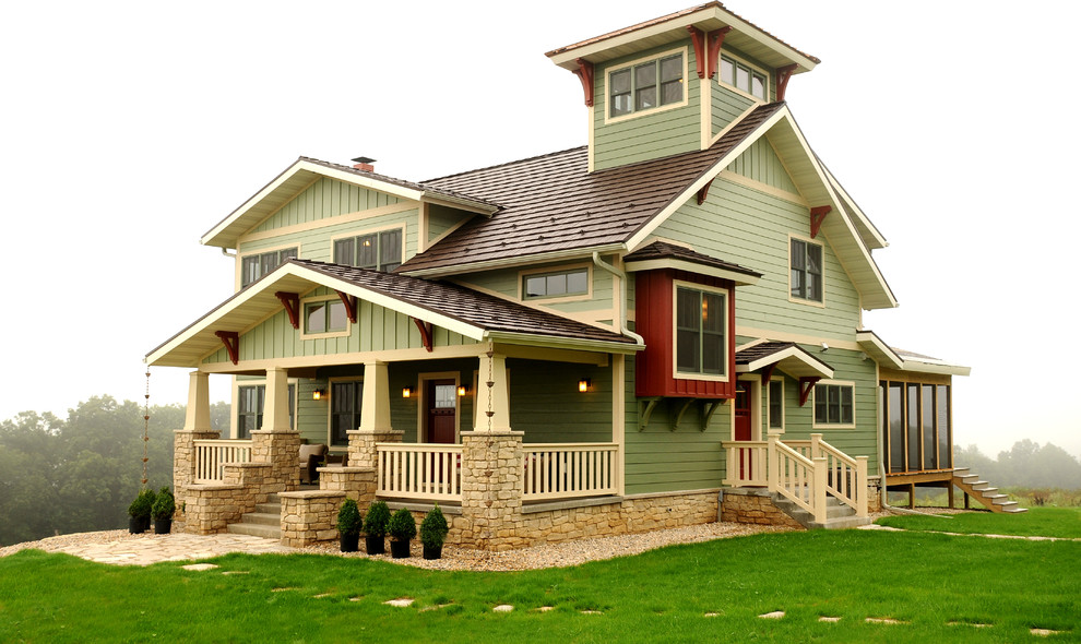 Immagine della facciata di una casa verde american style a due piani di medie dimensioni con tetto a capanna