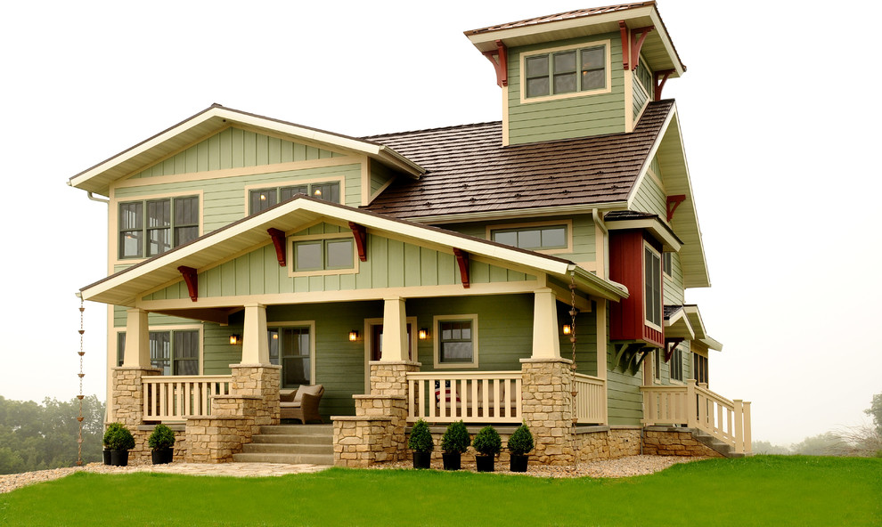 Cette photo montre une façade de maison verte craftsman en bois de taille moyenne et à un étage avec un toit à deux pans.