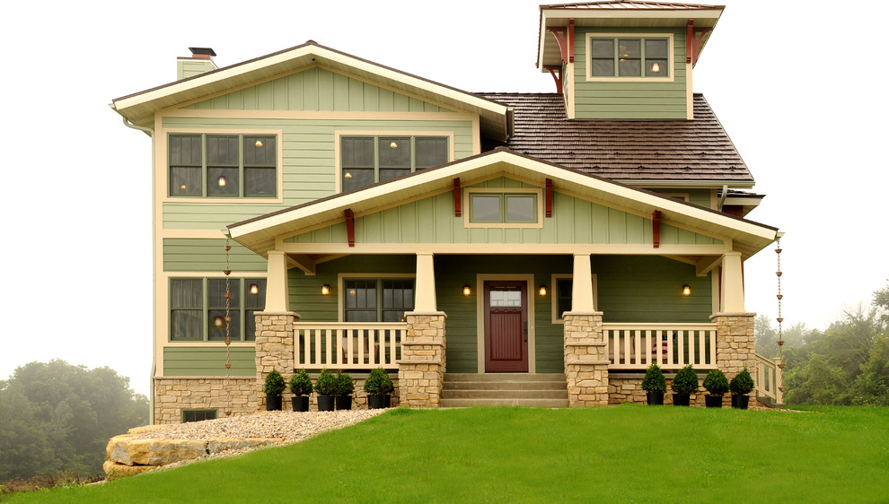 Modelo de fachada verde de estilo americano de tamaño medio de dos plantas con revestimiento de madera y tejado a dos aguas