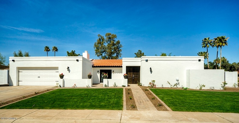 Example of a mid-sized exterior home design in Phoenix