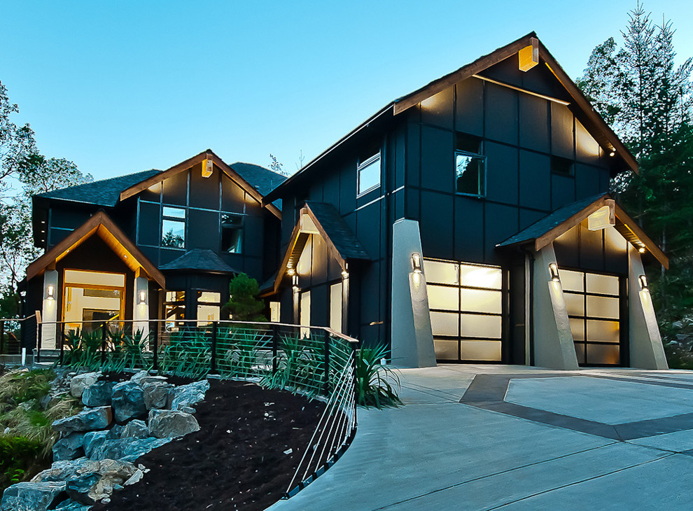 Cette image montre une façade de maison grise minimaliste de taille moyenne et à un étage.