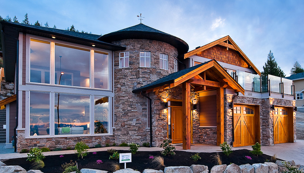 Diseño de fachada de casa beige minimalista de tamaño medio de dos plantas con revestimiento de piedra y tejado de teja de madera