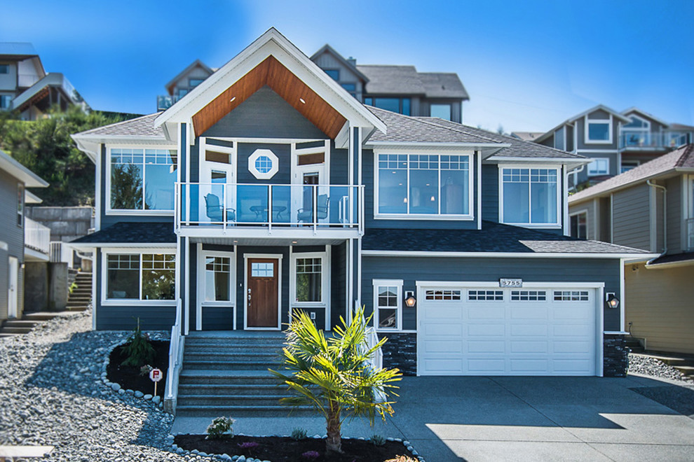 Свежая идея для дизайна: синий частный загородный дом среднего размера в стиле модернизм с комбинированной облицовкой - отличное фото интерьера