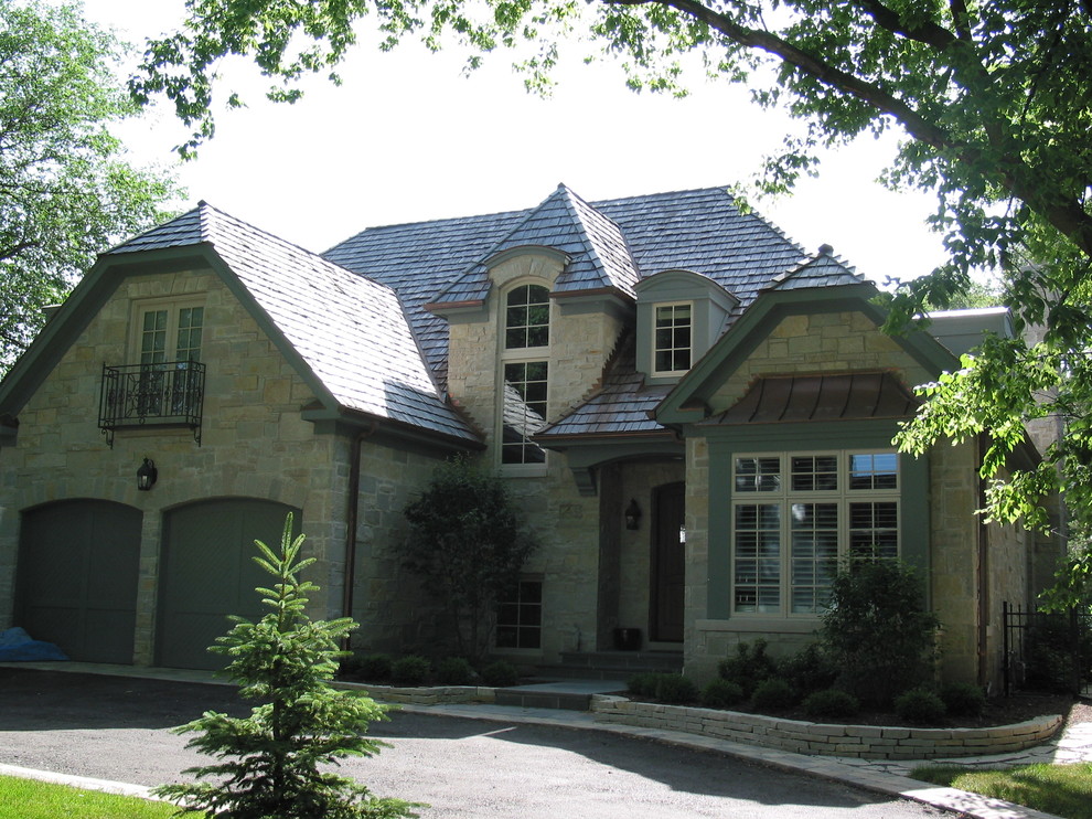 На фото: зеленый дом в классическом стиле с облицовкой из камня