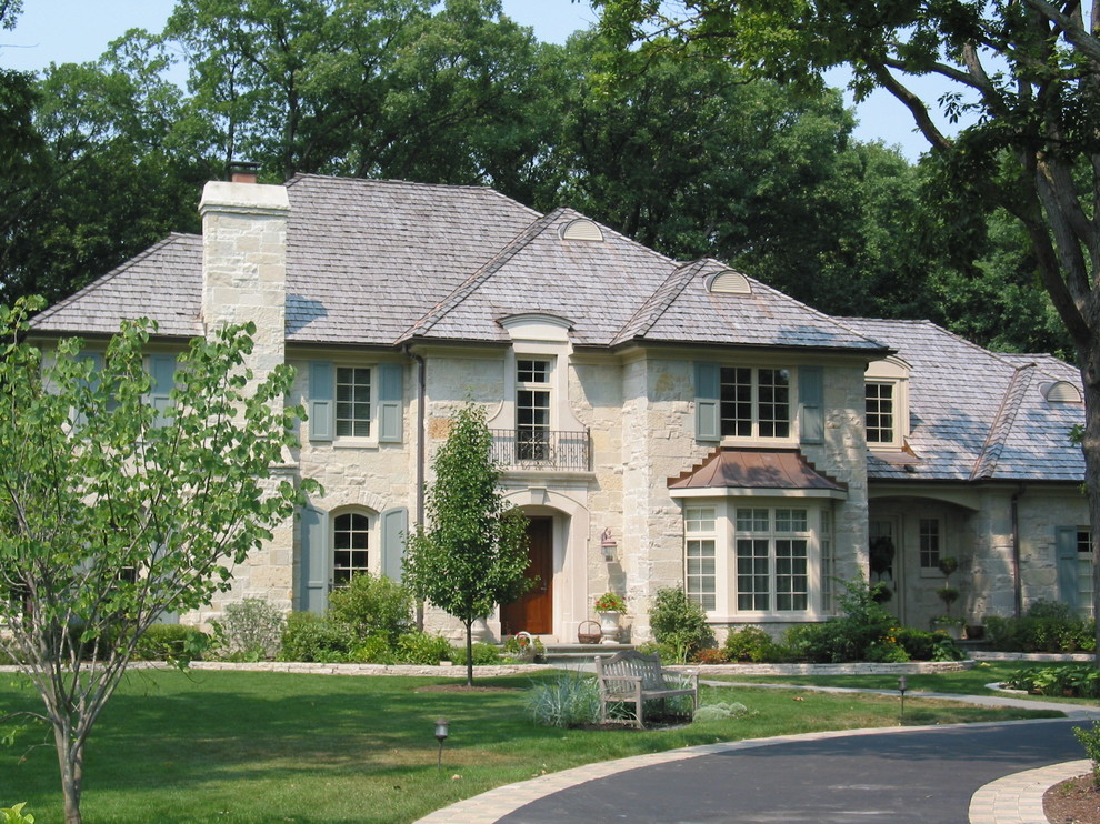 Idee per la facciata di una casa beige classica a due piani con rivestimento in pietra