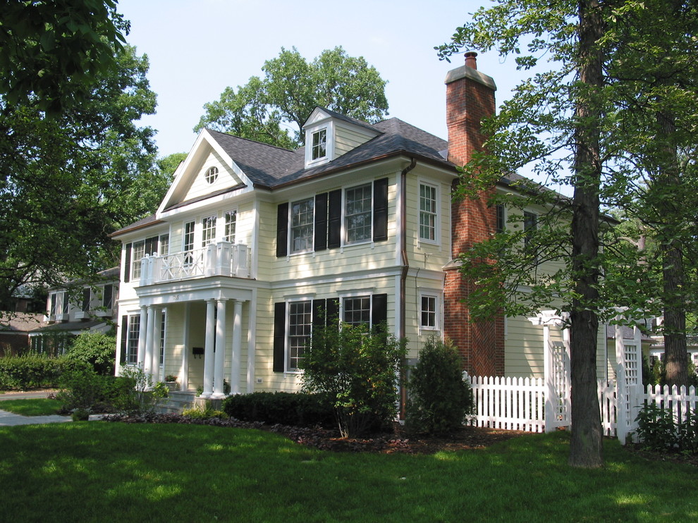 Klassisches Haus mit Faserzement-Fassade und gelber Fassadenfarbe in Chicago