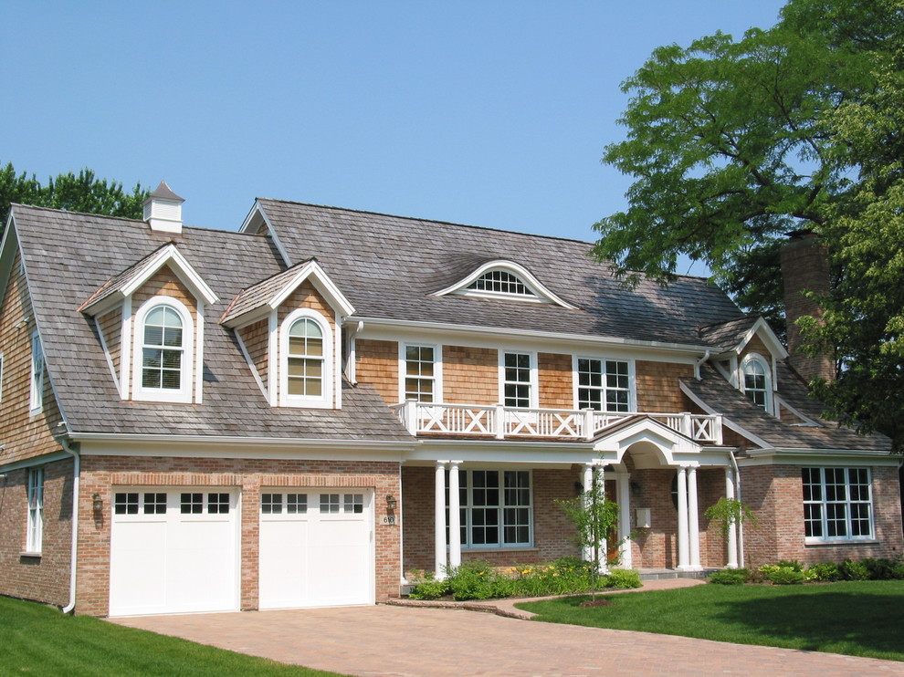 Esempio della facciata di una casa marrone classica a due piani di medie dimensioni con rivestimenti misti