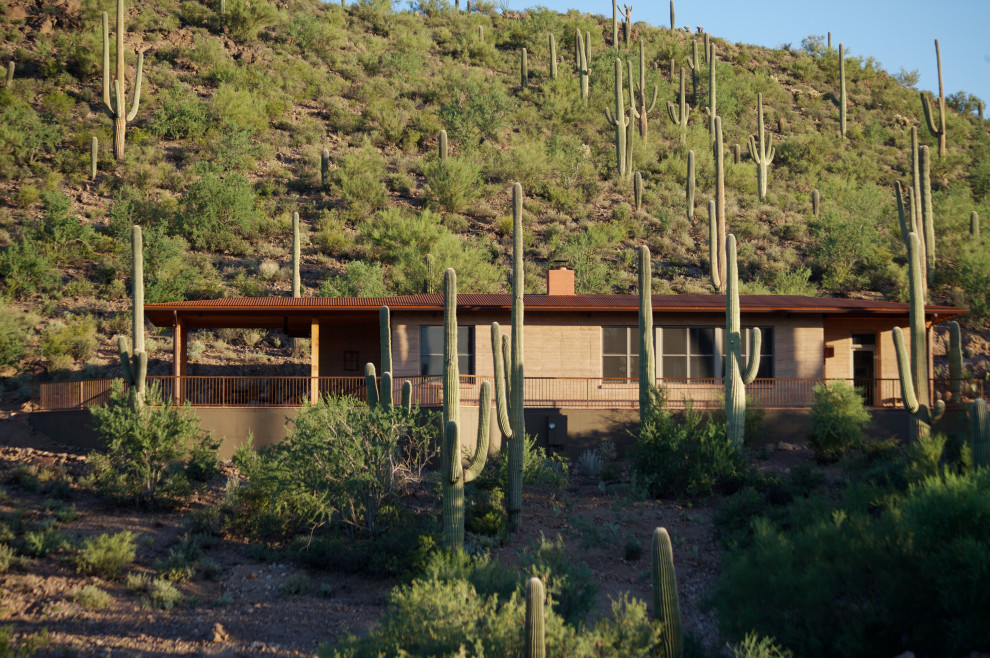 Einstöckiges Modernes Einfamilienhaus mit Lehmfassade, beiger Fassadenfarbe, Pultdach und Blechdach in Phoenix