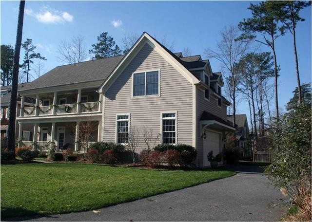 Example of a classic exterior home design in Wilmington