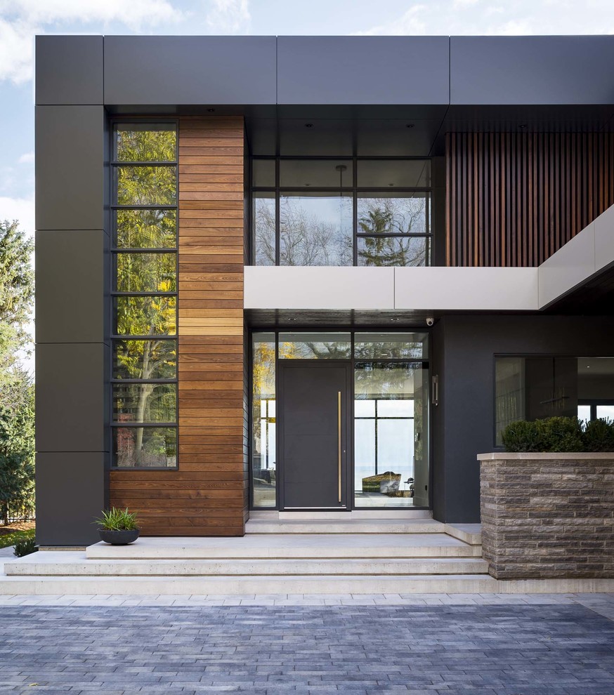 Großes, Zweistöckiges Modernes Haus mit Mix-Fassade, bunter Fassadenfarbe und Flachdach in Toronto