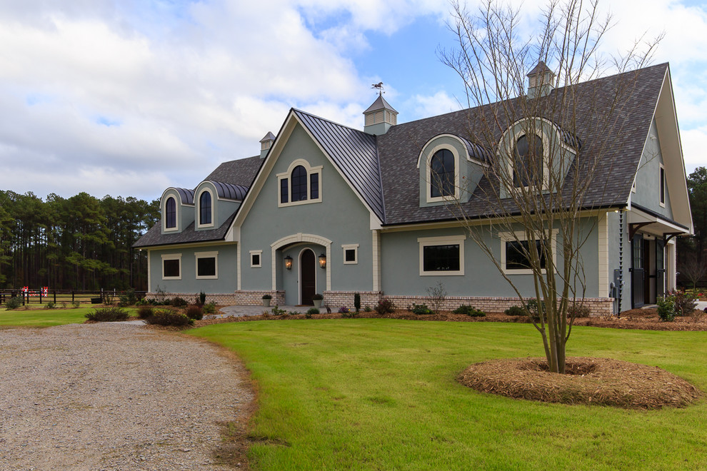 Großes, Zweistöckiges Landhausstil Haus mit Putzfassade, grüner Fassadenfarbe und Satteldach in Raleigh