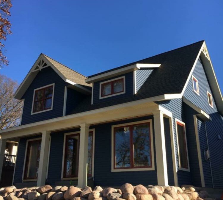 Diseño de fachada de casa azul de estilo americano de tamaño medio de dos plantas con revestimiento de vinilo, tejado a dos aguas y tejado de teja de madera