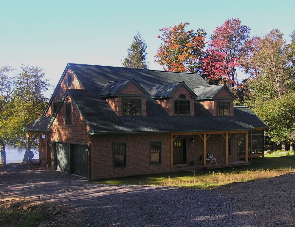 Esempio della facciata di una casa marrone rustica a due piani di medie dimensioni con rivestimento in vinile e tetto a capanna
