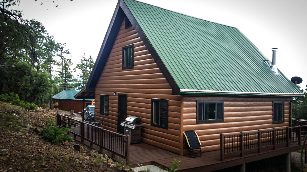 Imagen de fachada de casa marrón de estilo americano de tamaño medio de dos plantas con revestimiento de metal, tejado a doble faldón y tejado de metal