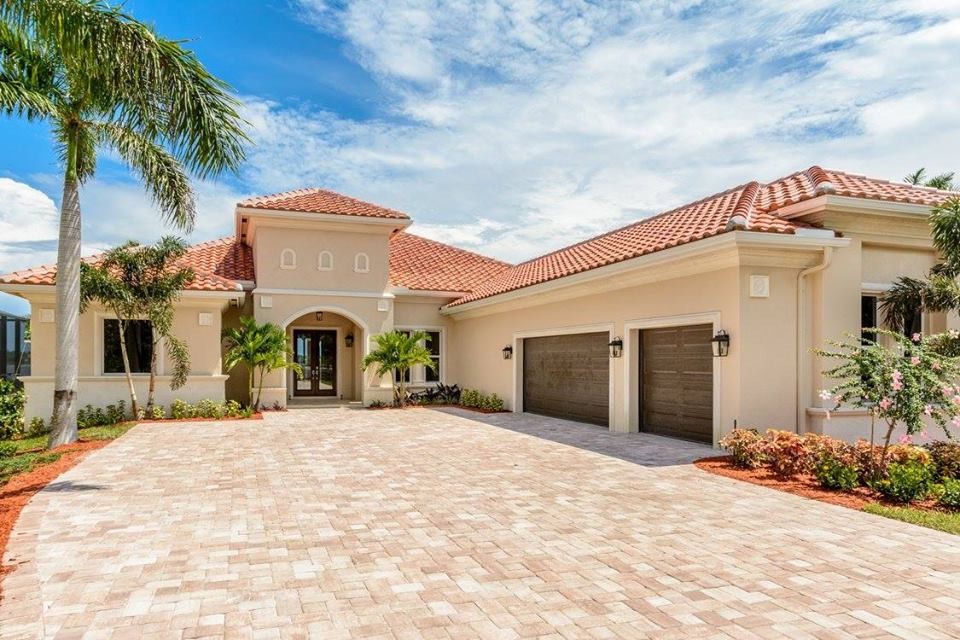 Example of a tuscan beige one-story stucco exterior home design in Tampa