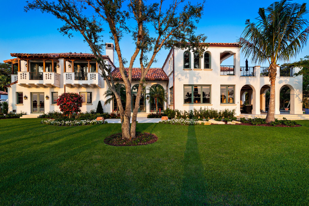 Zweistöckiges Mediterranes Haus mit weißer Fassadenfarbe in Miami