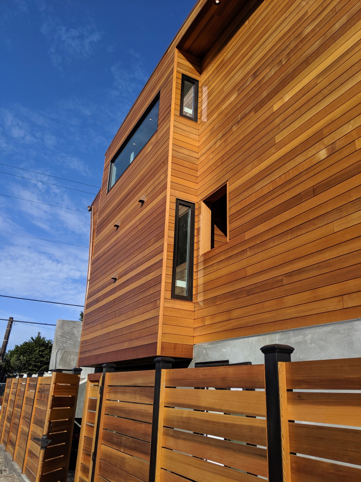 Réalisation d'une façade de maison marron minimaliste en bois.