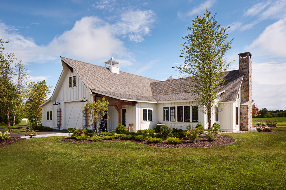 Diseño de fachada de casa blanca de estilo de casa de campo de una planta con tejado a dos aguas y tejado de teja de madera